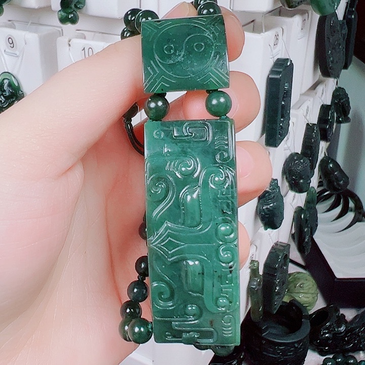 蛇纹石玉颈饰未镶嵌