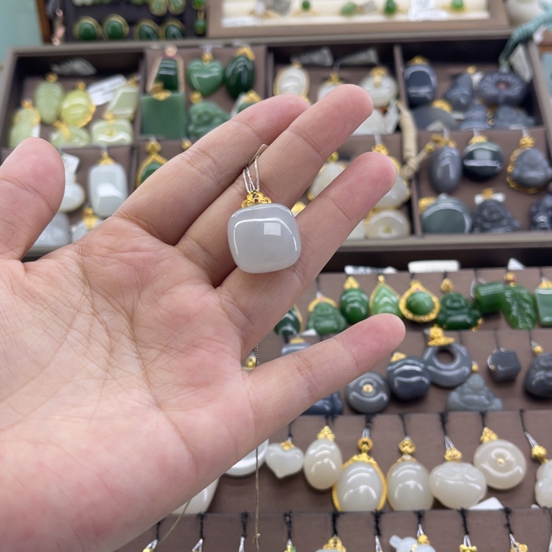 和田玉18K金镶嵌吊坠(赠链)