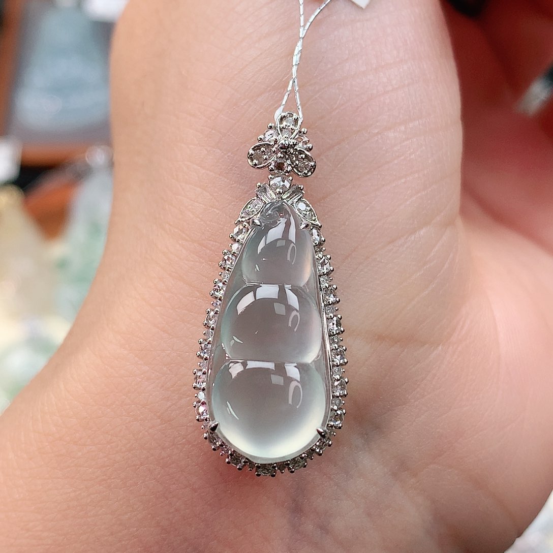 颈饰18K金镶嵌翡翠豆子