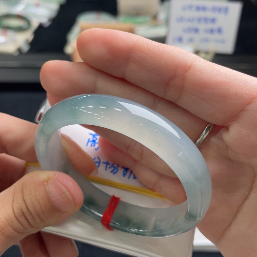 翡翠手镯未镶嵌翡翠手镯