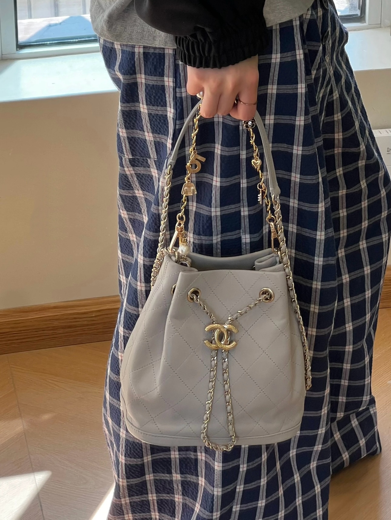 99新 Chanel/香奈儿 chanel抽绳水桶包灰金羊/公价无/甄选