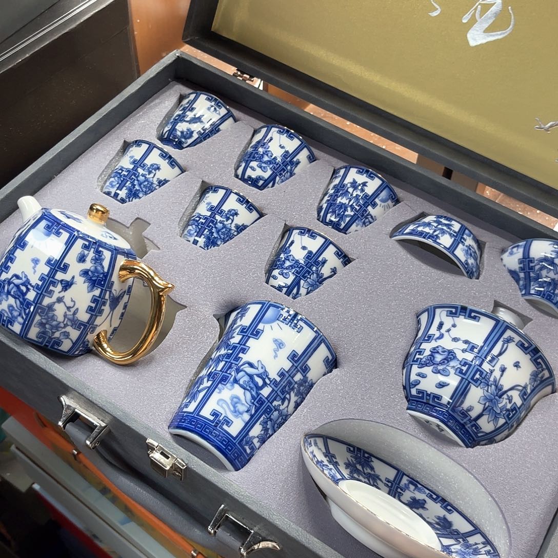 孤品茶具套装等。          