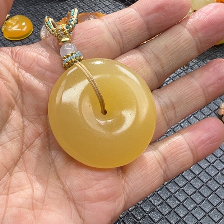 石英质玉（黄龙玉）颈饰未镶嵌