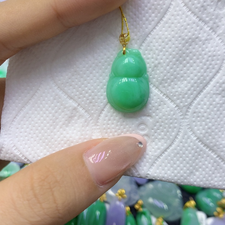 颈饰18K金镶嵌翡翠