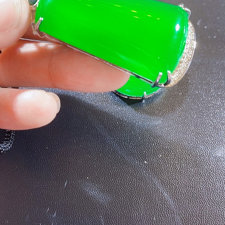 只买单纯的吊坠，没带链子，属的性质。无歐*A55