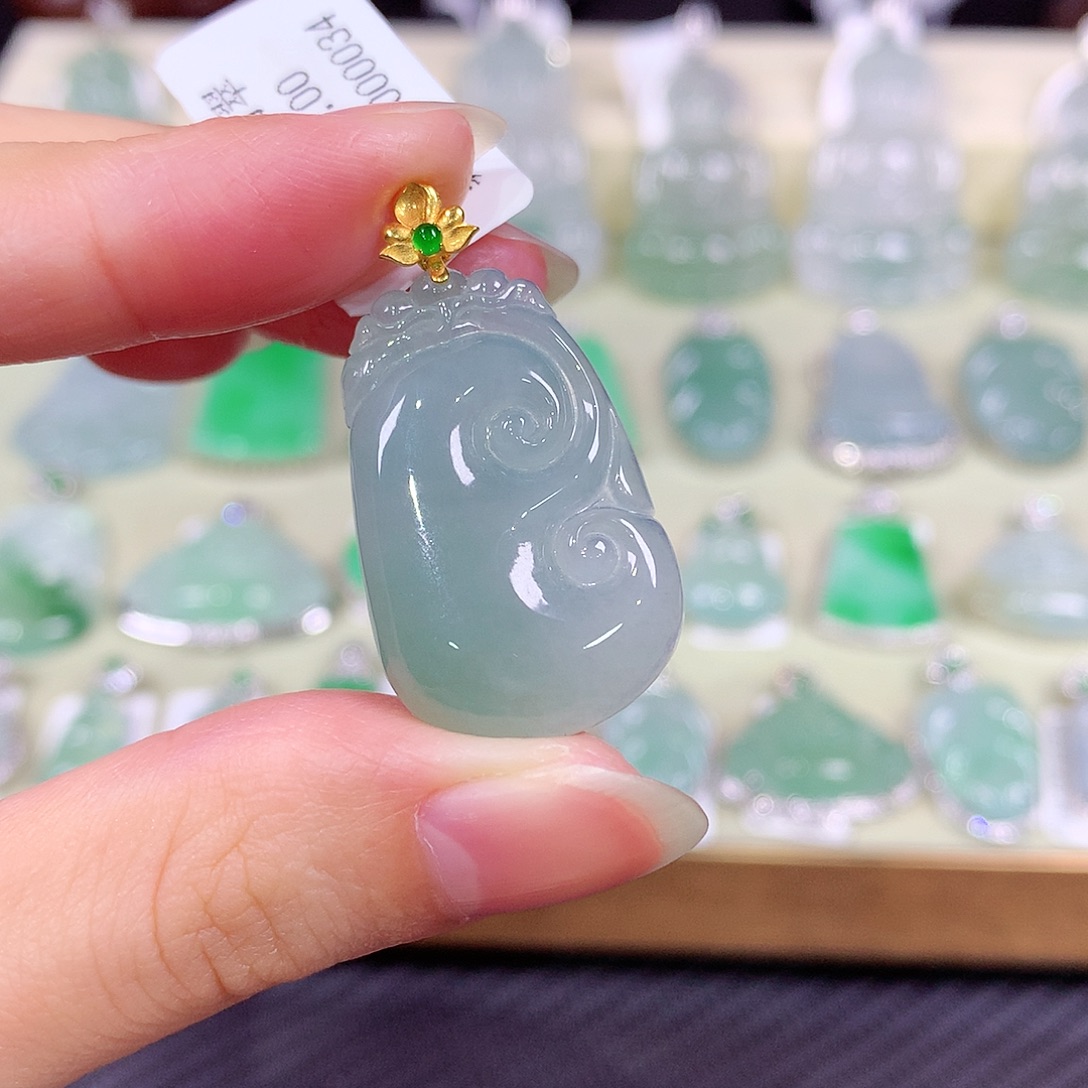 糯***米翡翠18K金镶嵌颈饰如意