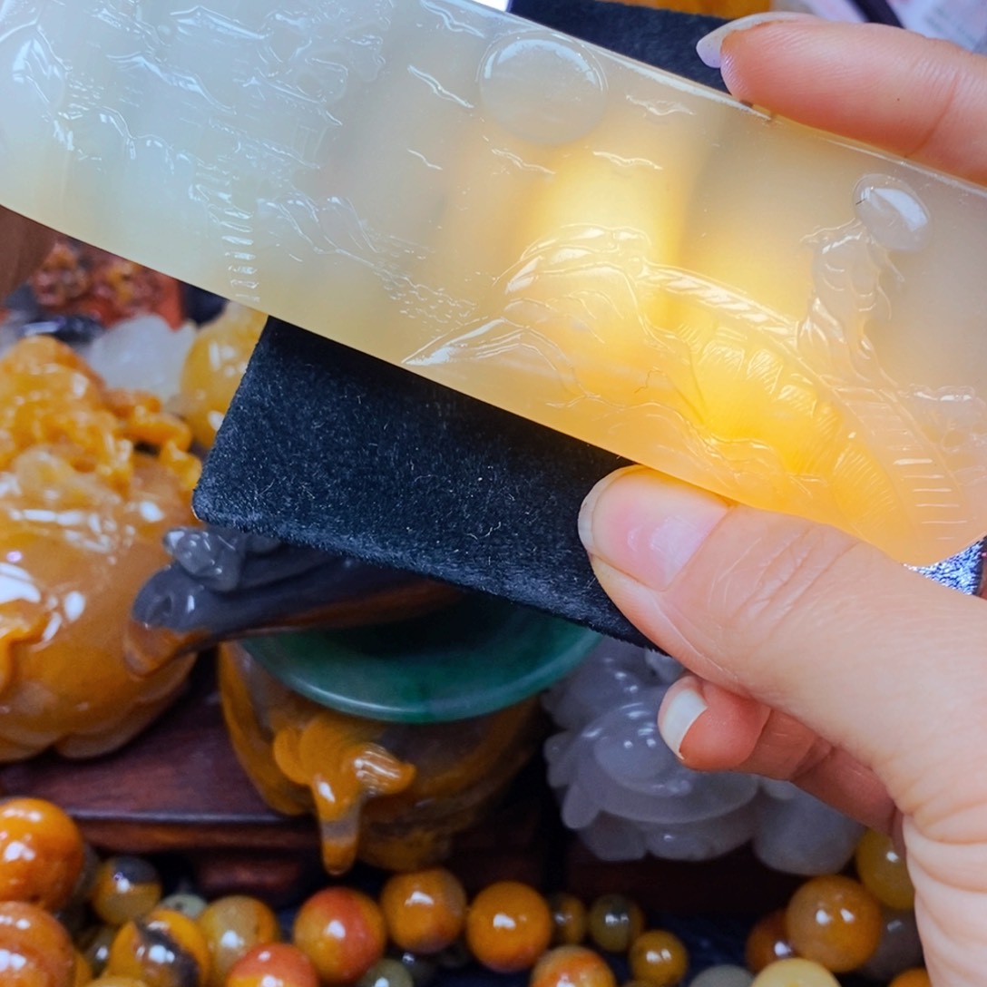 未镶嵌石英质玉（黄龙玉）颈饰