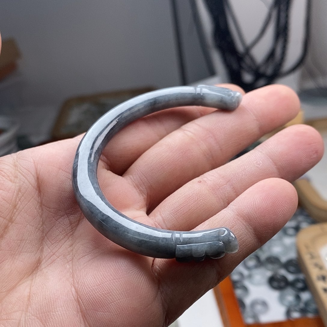 翡翠颈饰未镶嵌半镯