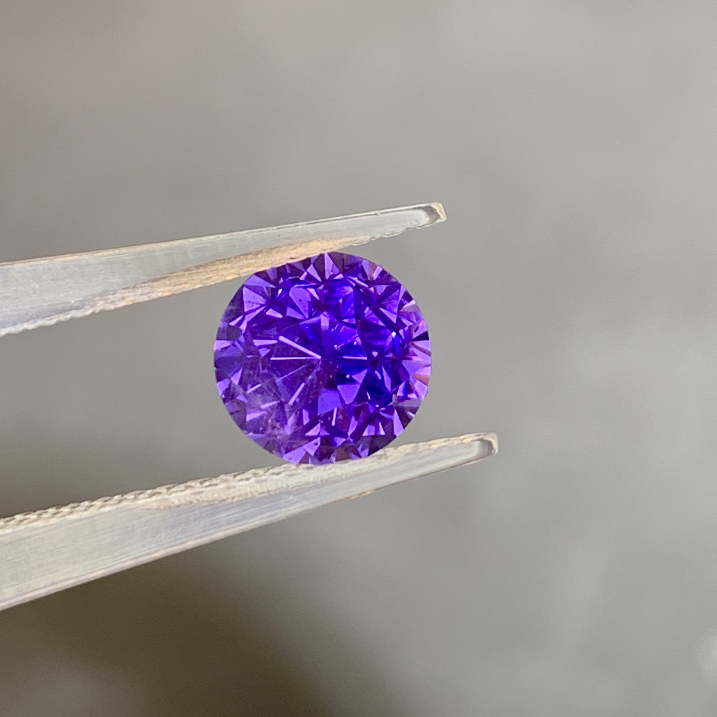 无烧紫罗兰蓝宝石3.28ct钻切火彩璀璨颜色好包吉尔德红本证书