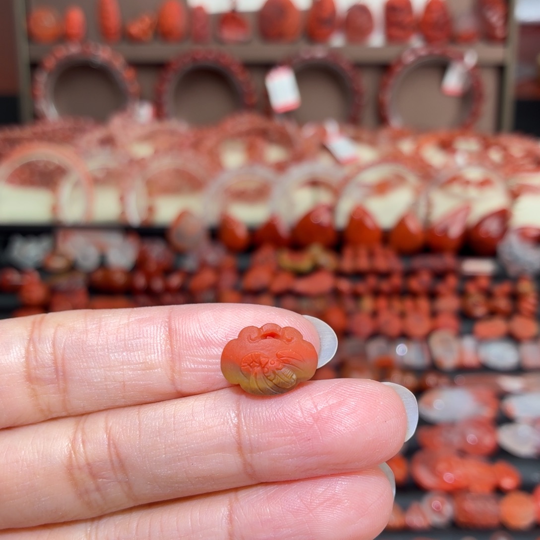 南红玛瑙未镶嵌颈饰如意锁