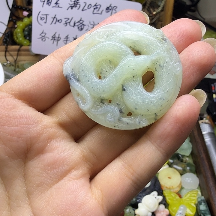 蛇纹石玉未镶嵌颈饰