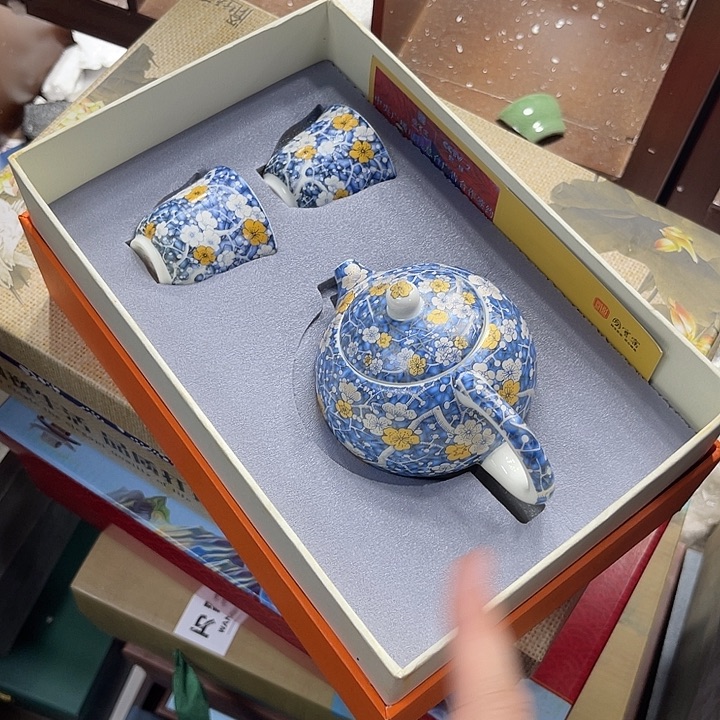 孤品茶具套装等。        