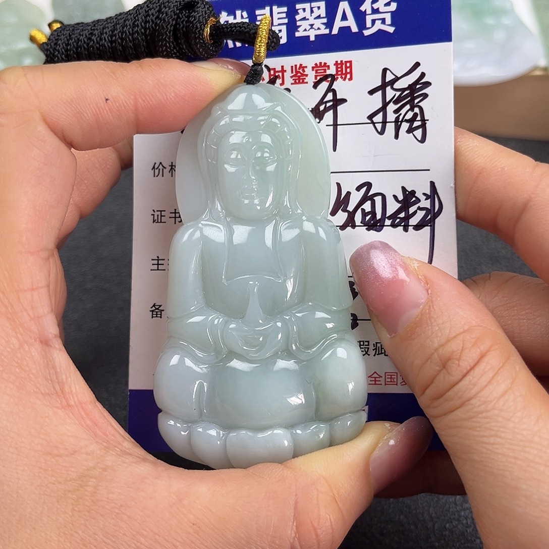 翡翠未镶嵌颈饰     