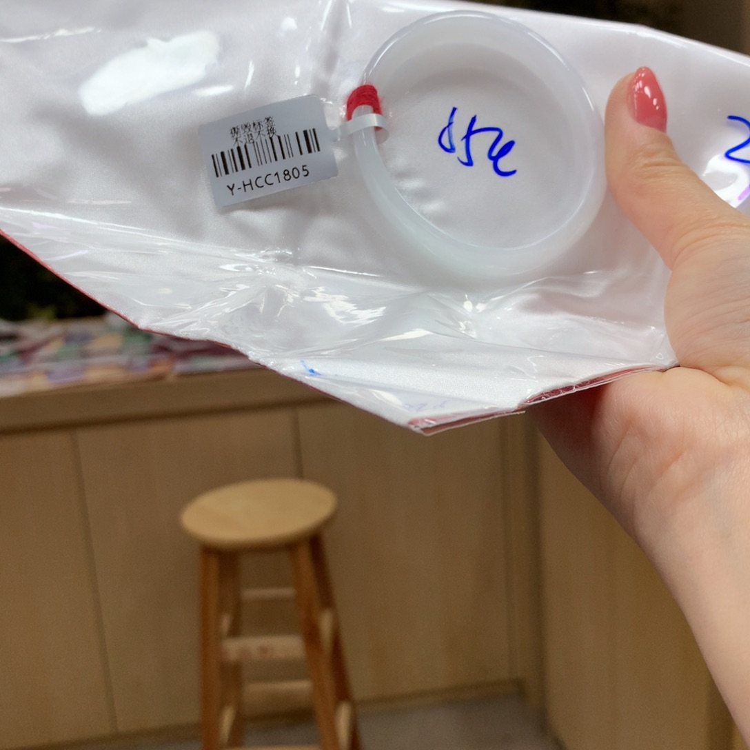 翡翠手镯未镶嵌不退不换