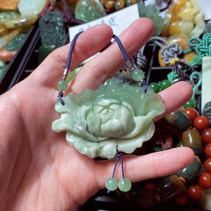 蛇纹石玉颈饰未镶嵌