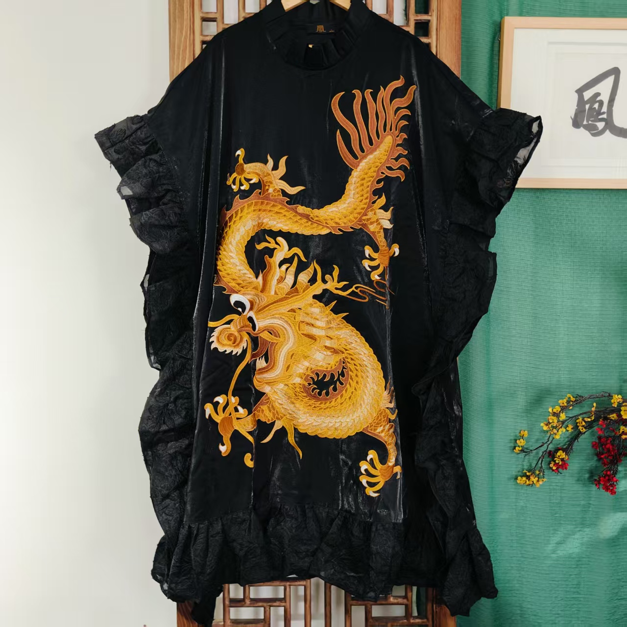 凤徕兮私人定制黑色光板底金龙刺绣花边领加纱袍子（LS318-2）