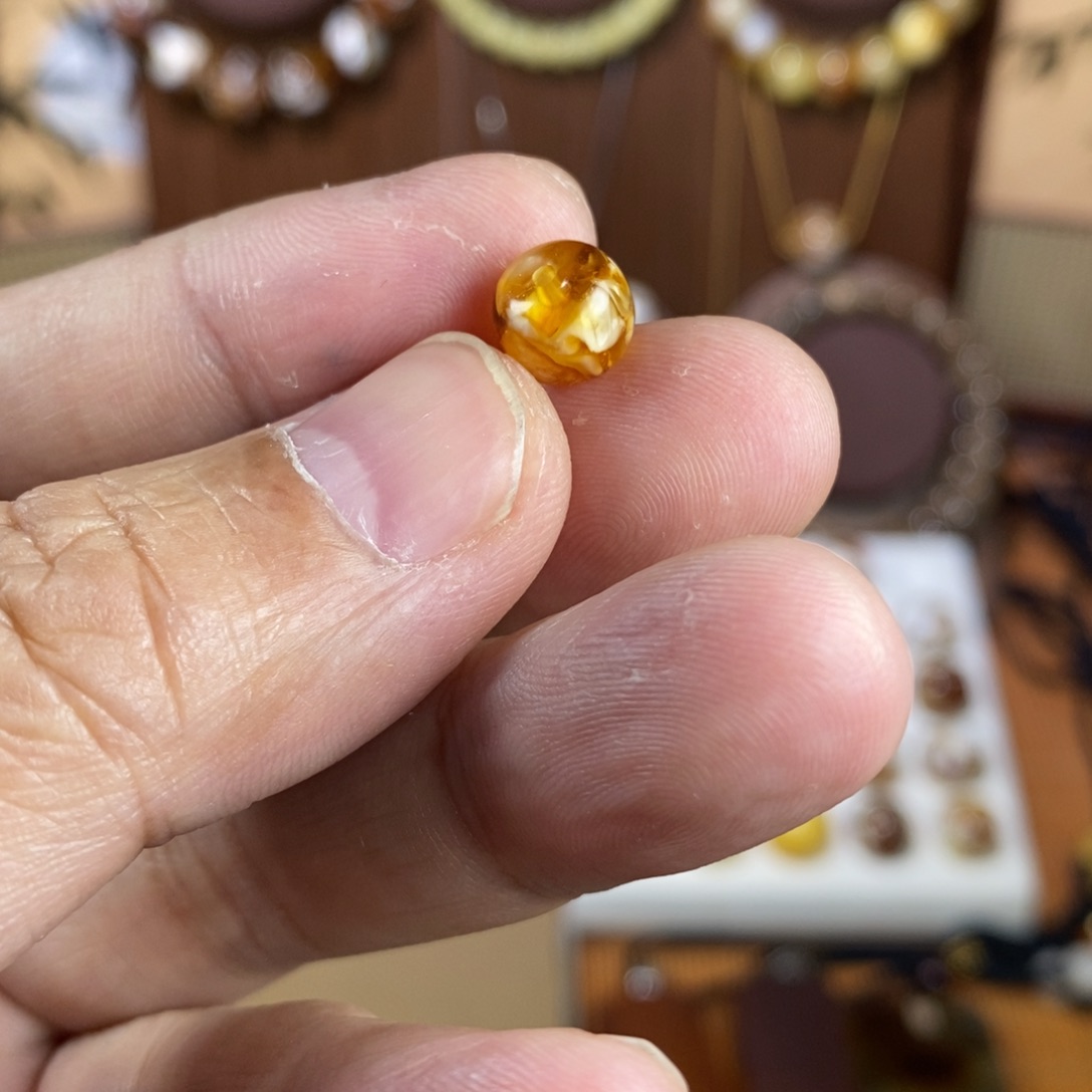 赓***8沁色精工老型珠一个