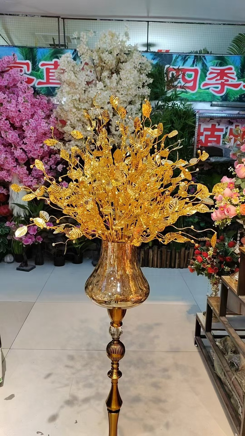 客厅乔迁开的 金叶珍珠花