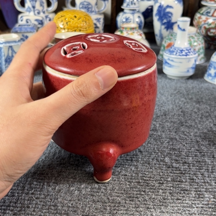 宋***韵瓷摆件一个红色的小炉子