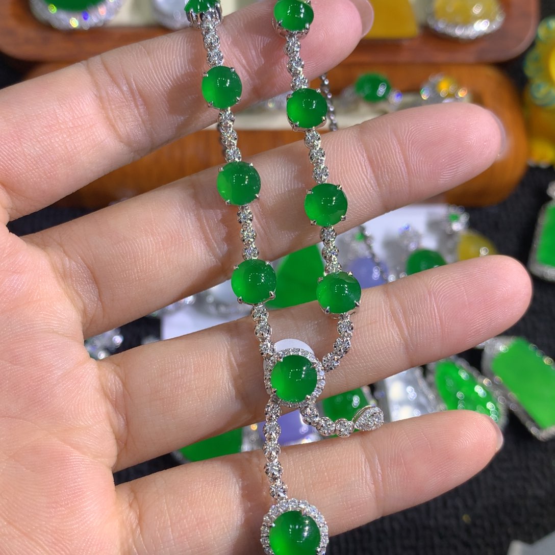 翡翠18K金镶嵌颈饰