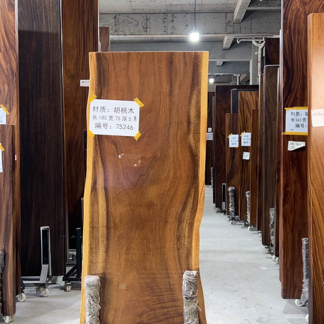 【闪购商品】木南美胡桃木大板：180-75-5.8