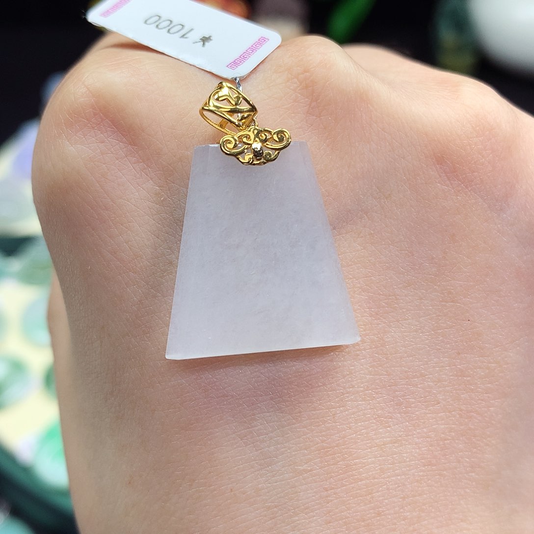 翡翠18K金镶嵌颈饰无事牌