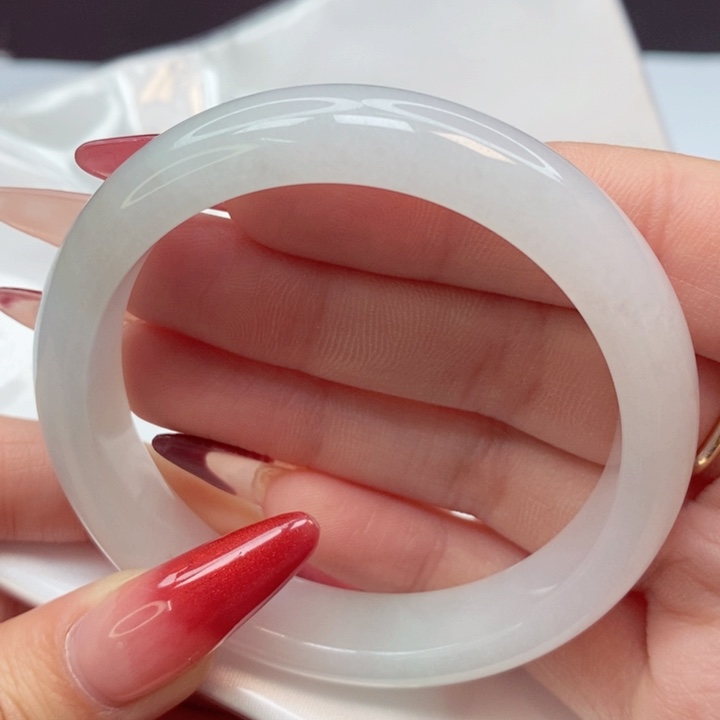 翡翠手镯未镶嵌54圈