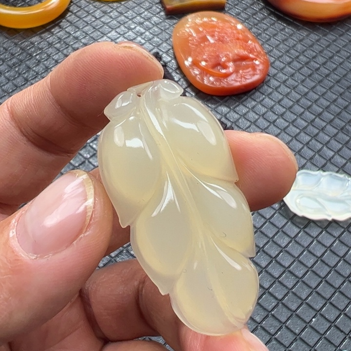 石英质玉（黄龙玉）颈饰未镶嵌