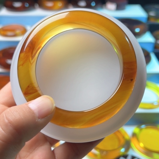 琥珀手镯未镶嵌金棕60圈口手镯