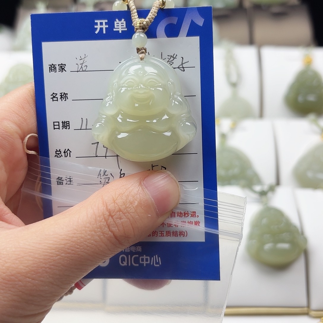 颈饰未镶嵌和田玉大***。