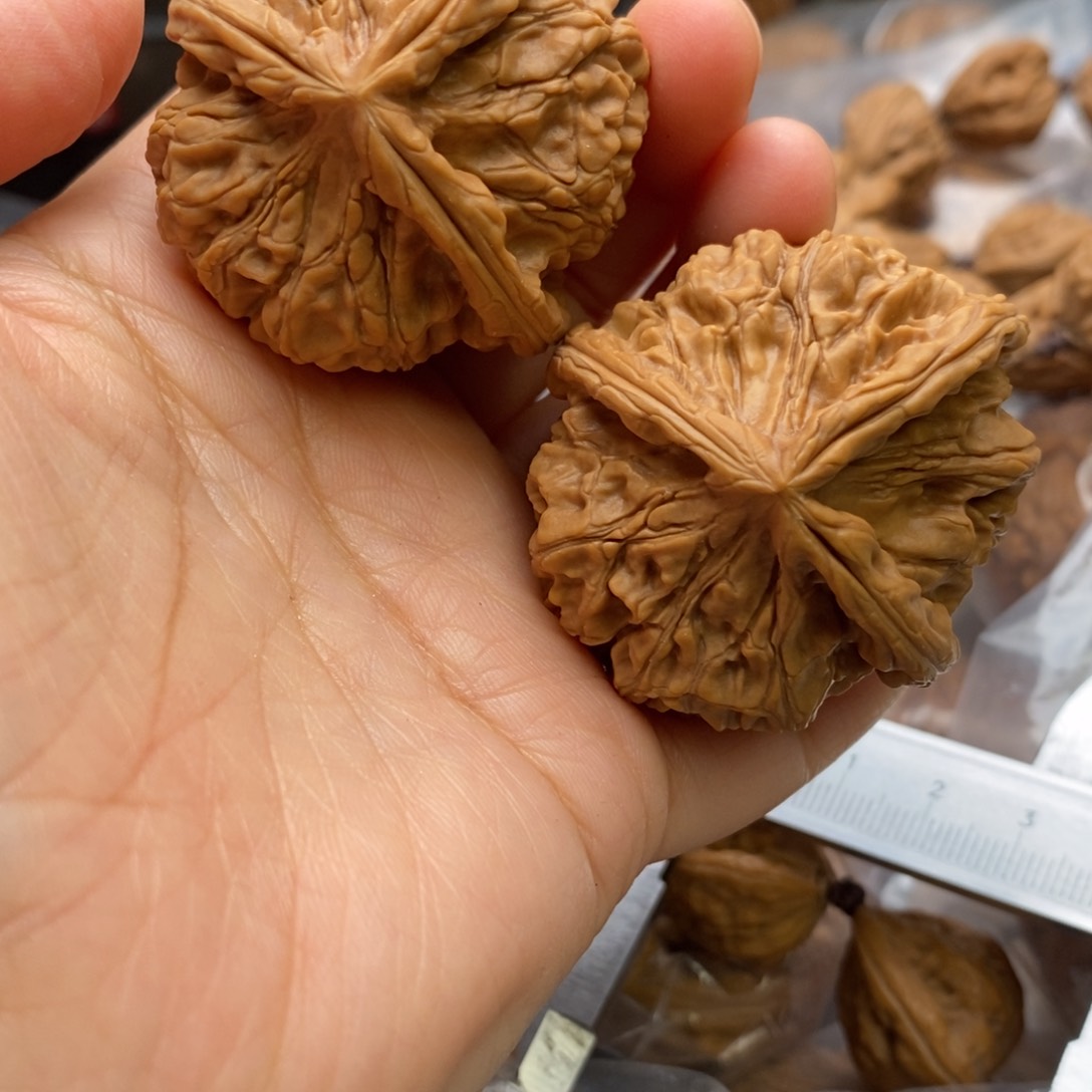 文玩核桃把件血麒麟三棱