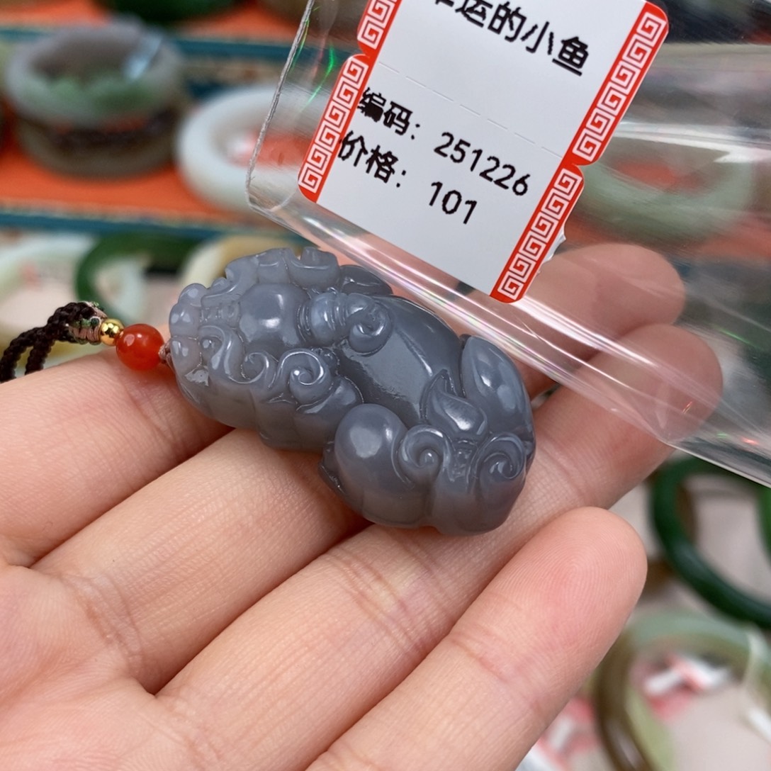 和田玉未镶嵌颈饰烟紫貔貅251226