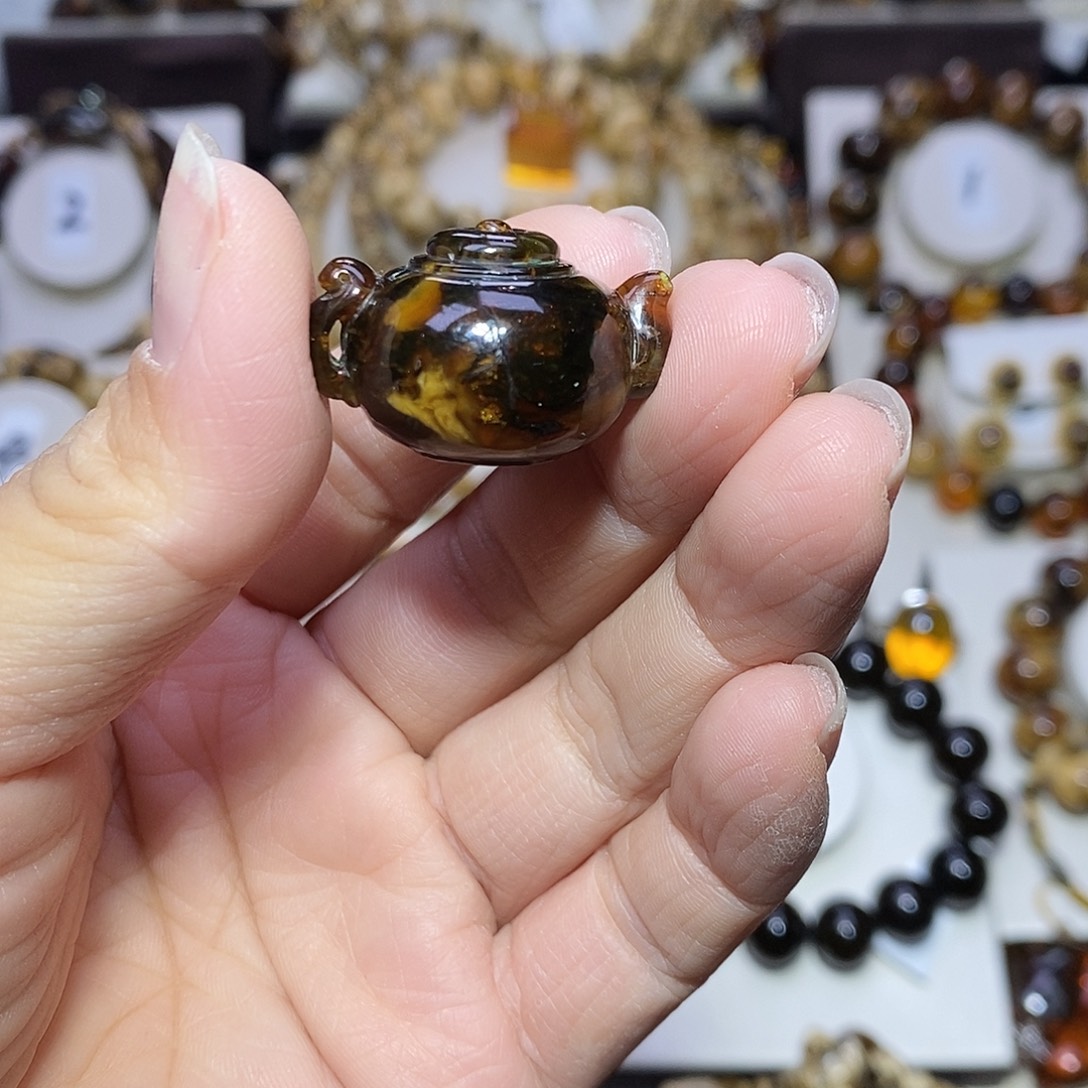 江***人琥珀未镶嵌裸石蜡花