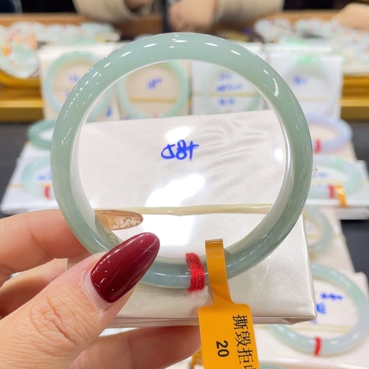 翡翠手镯未镶嵌翡翠