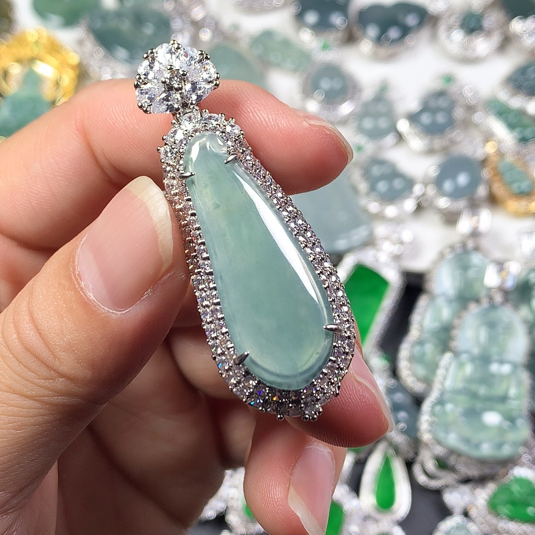 翡翠未镶嵌颈饰福瓜