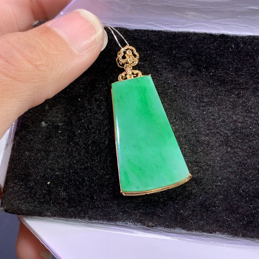 翡翠吊坠(赠链)18K金镶嵌
