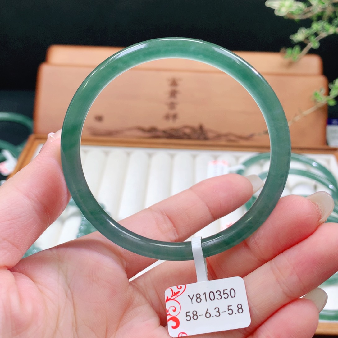 翡翠手镯未镶嵌天然