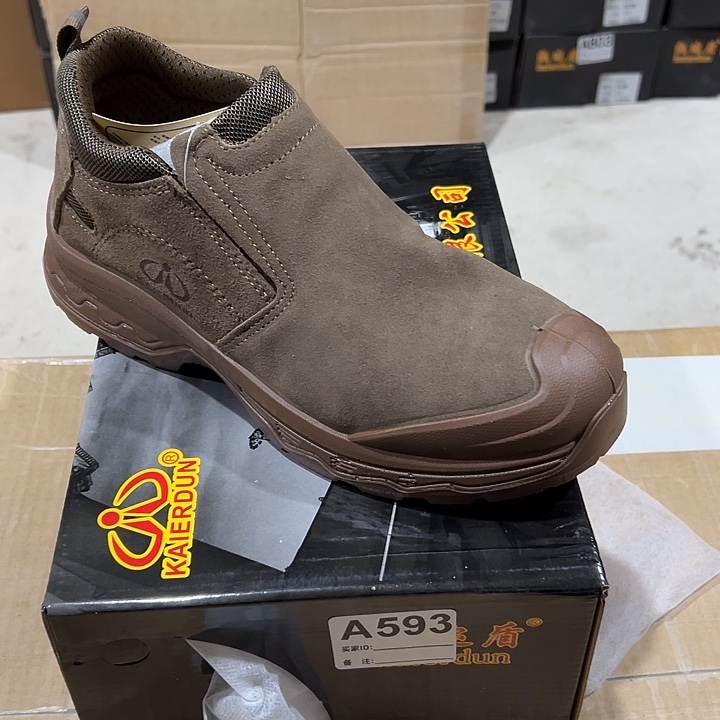 编码593号。41码防砸防刺劳保鞋。
