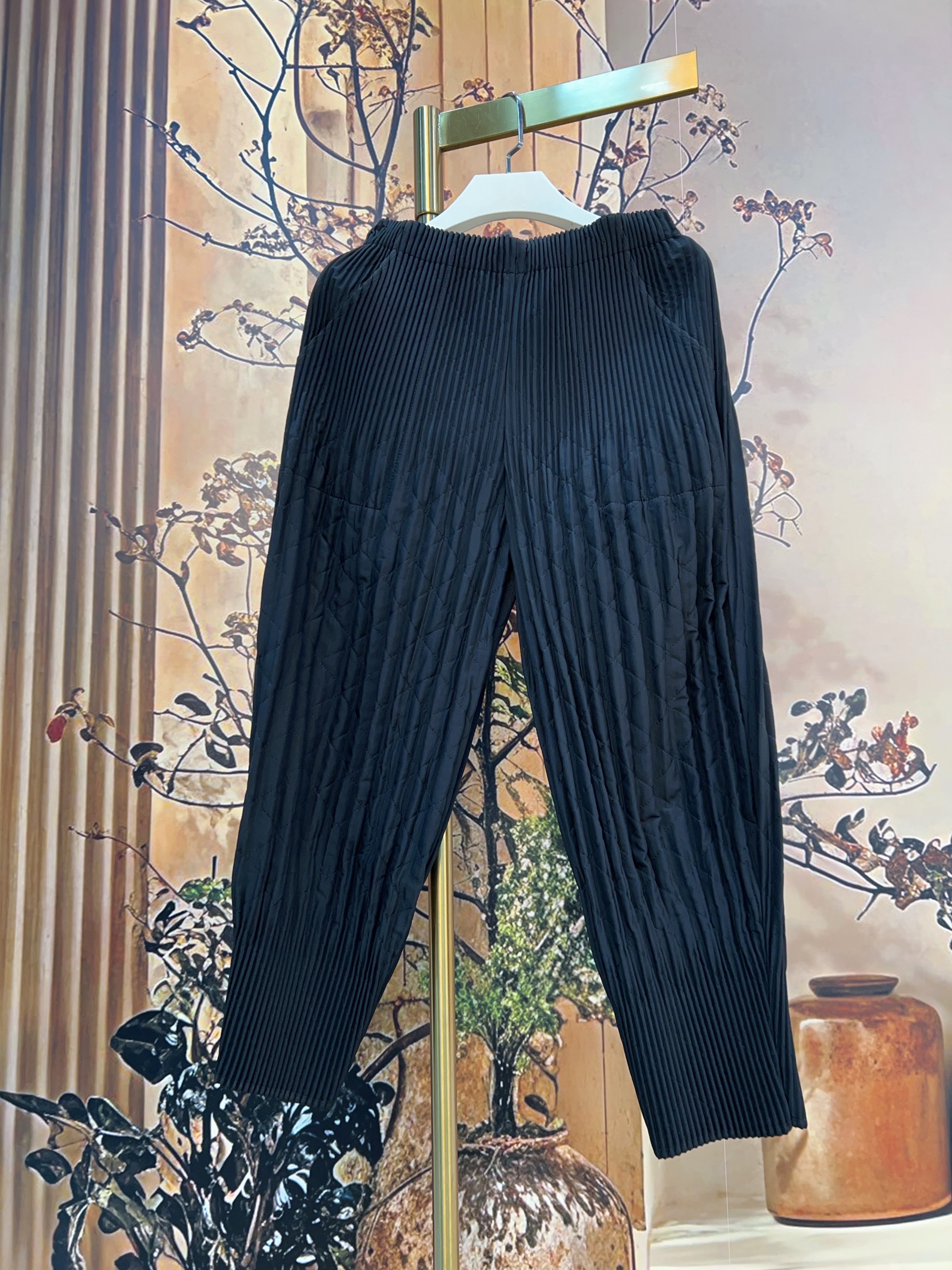 高定轻奢设计师连衣裙优雅高弹显贵气质百搭遮肉显瘦度假风SZ7047