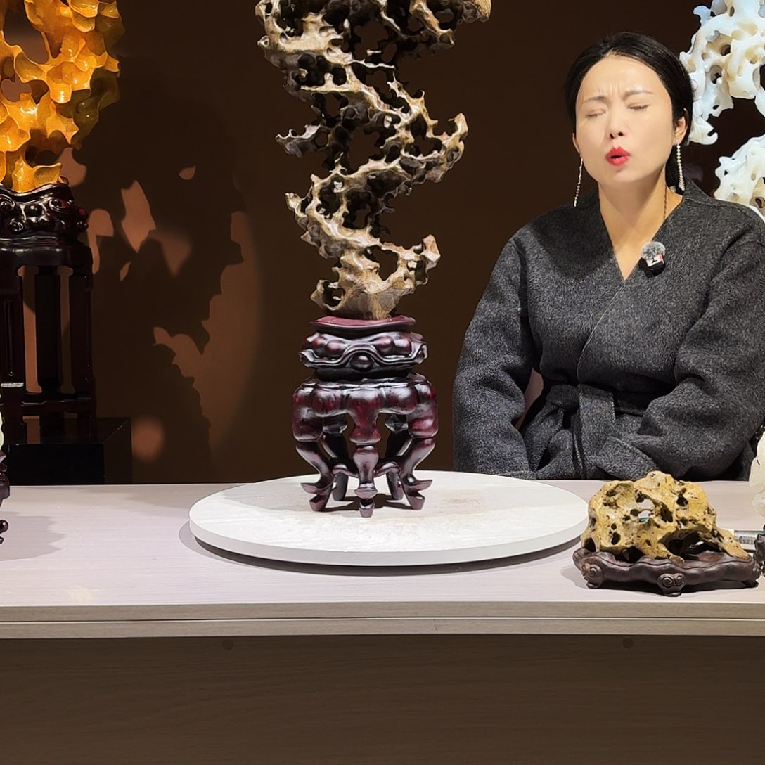 玉太湖石摆件，高72宽28