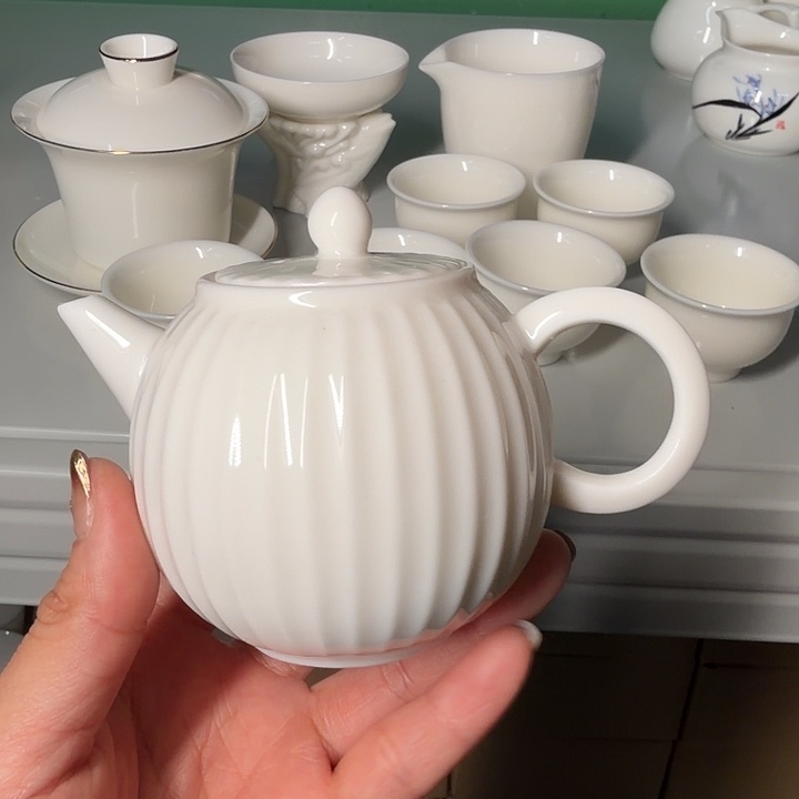 微瑕羊脂玉线条壶180