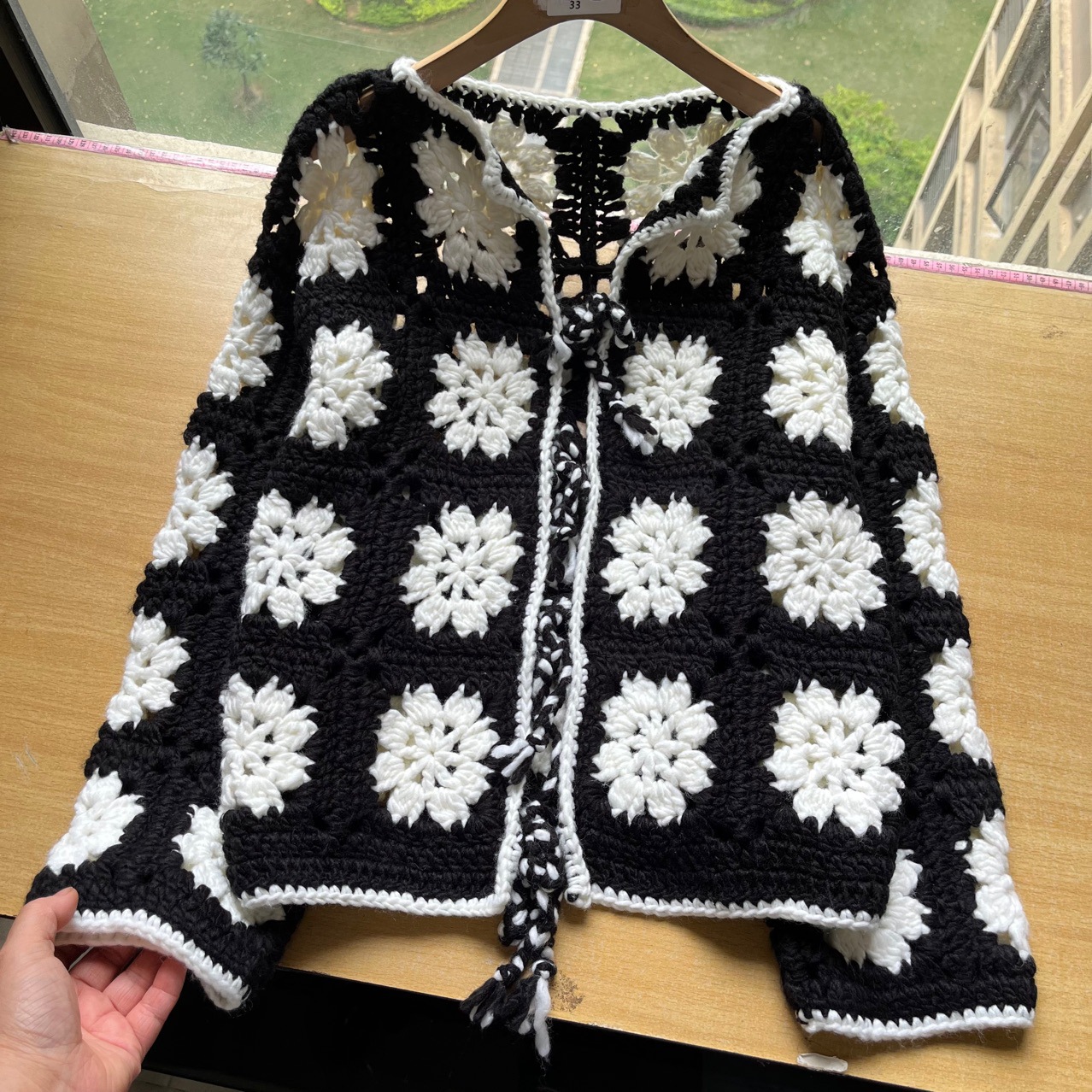 50号-黑白撞色重工立体钩花毛衣外套女新款宽松显瘦复古针织衫