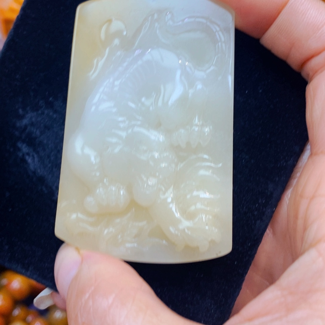 未镶嵌石英质玉（黄龙玉）颈饰