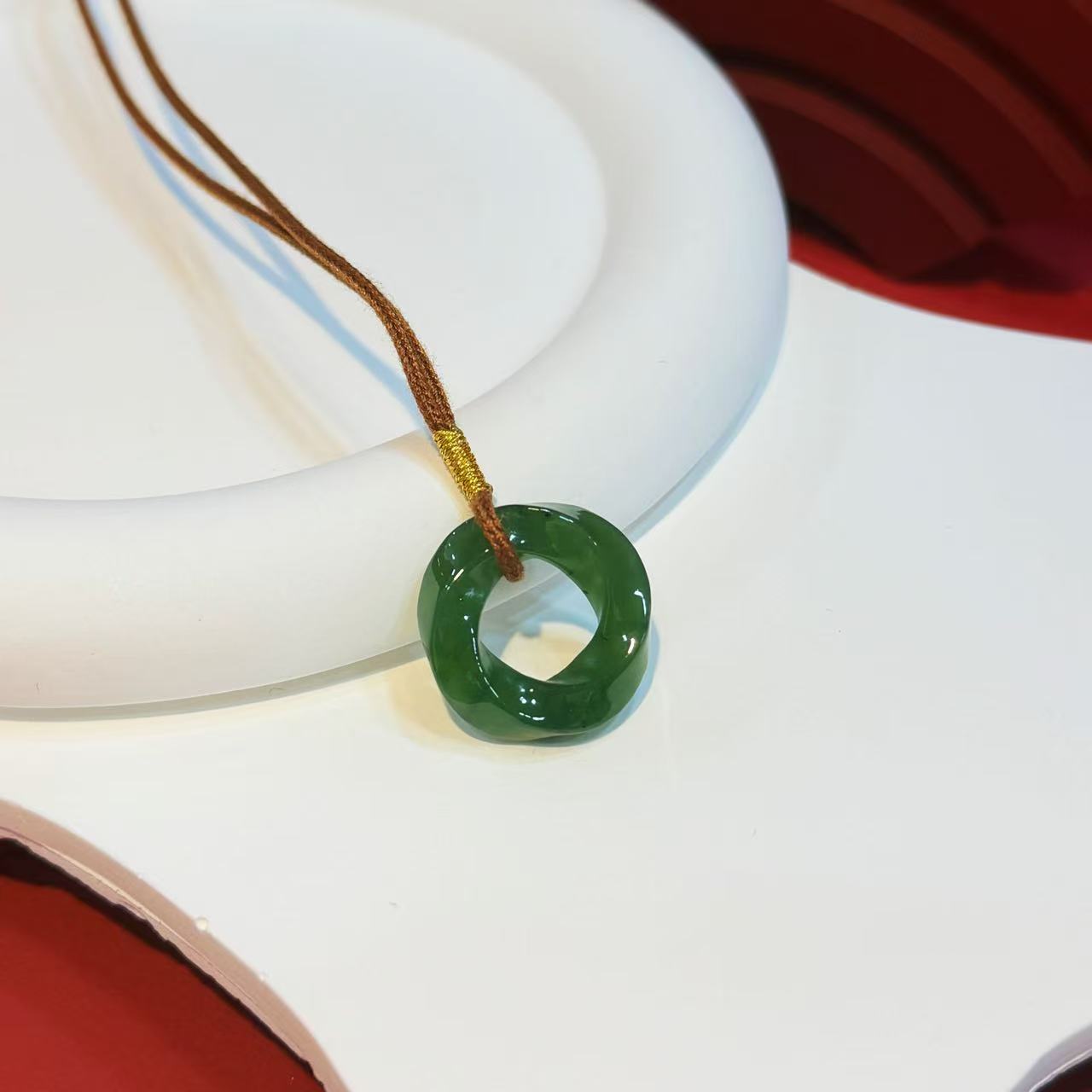 编绳碧玉莫比乌斯环甜甜圈吊坠（微黑点）HNZ14146