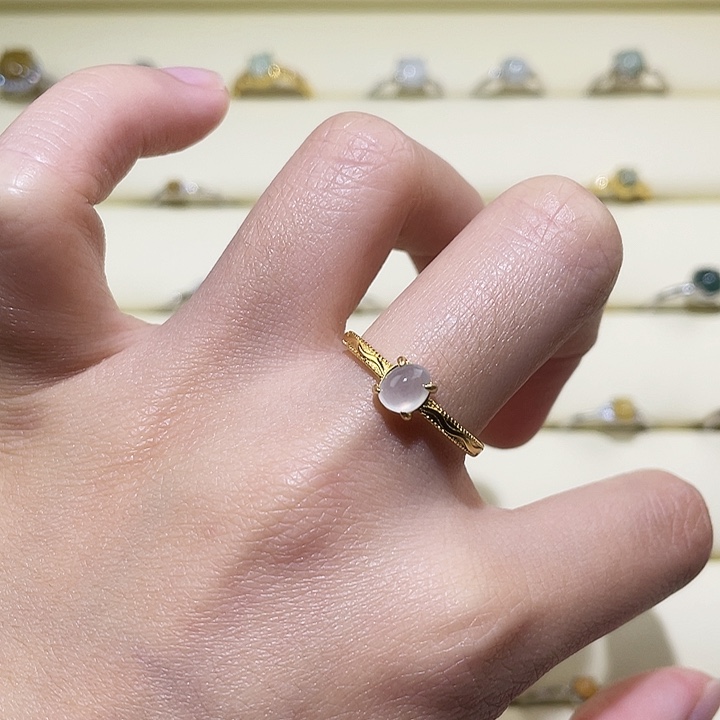 翡翠未镶嵌颈饰戒指