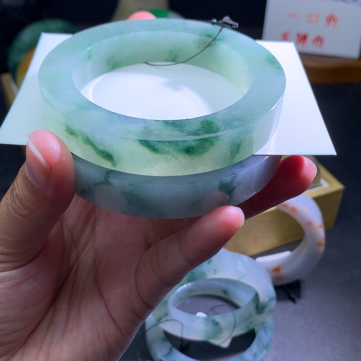 定制翡翠未镶嵌翡翠手镯