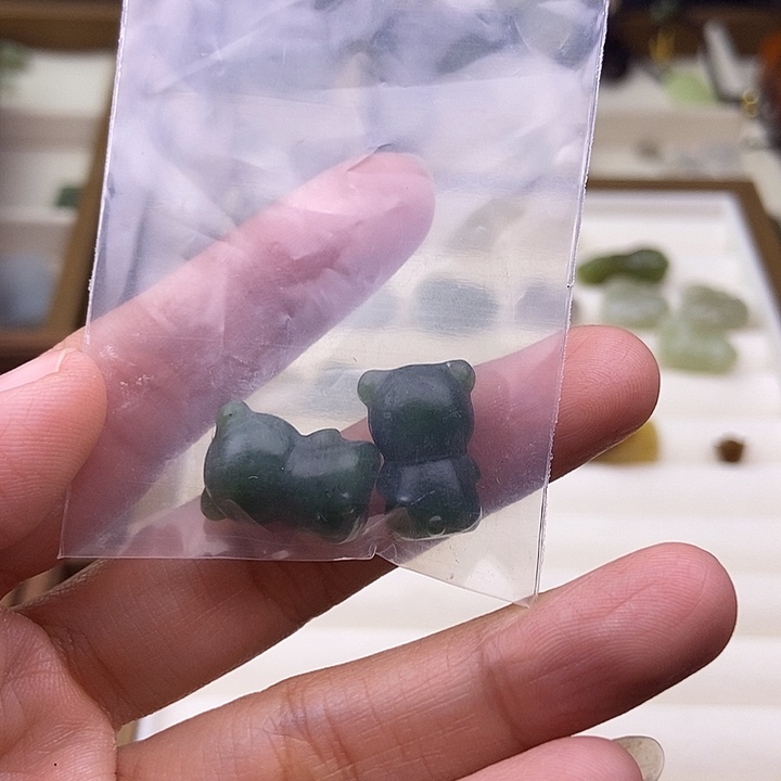 尔***栋和田玉未镶嵌颈饰