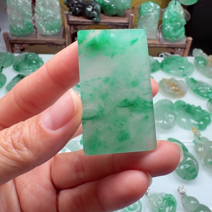 颈饰未镶嵌石英质玉爱****?