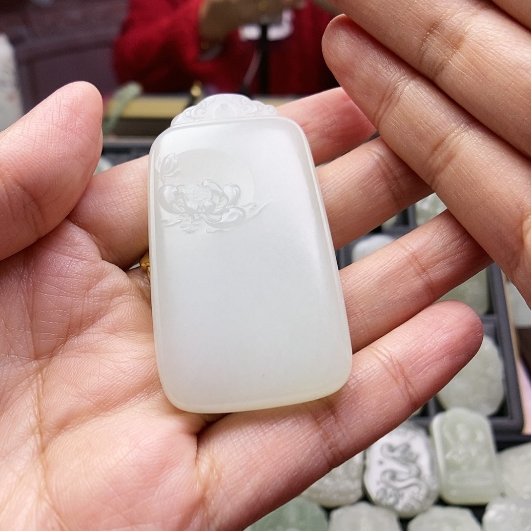 和田玉颈饰未镶嵌旺****?