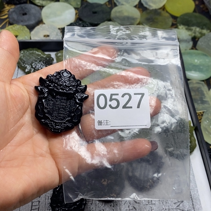 蛇纹石玉颈饰合金十***人